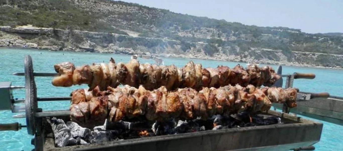 Το Ντουμπάι γέμισε με... σούβλες και μαγειρίτσες